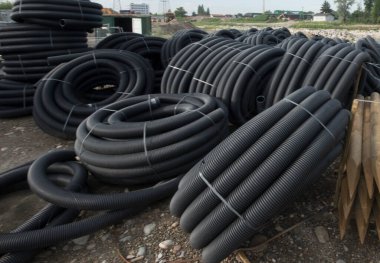 Bir binada ya da yerde elektrik kablolarına giden bir elektrik kanalı.