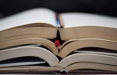 öğrenim ve öğrenim kitaplarla ve senaryolarla, eğitim ve bilgi aktarımıyla