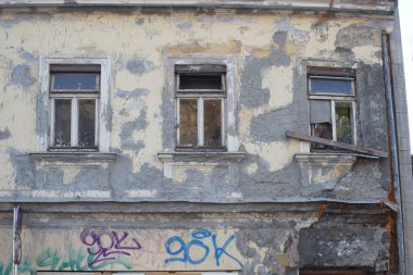 Binada bozulma ve yapısal hasar, kırsal alanda terk edilmiş bir ev.