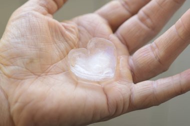 Aşk ve romantizmin sembolü olan kalp, insanlar arası ilişkilerde.