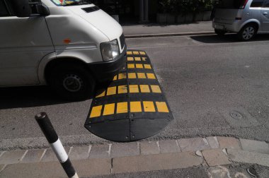 Trafik yol trafiğinde sakinleşiyor, güvenlik için hızı yavaşlatıyor