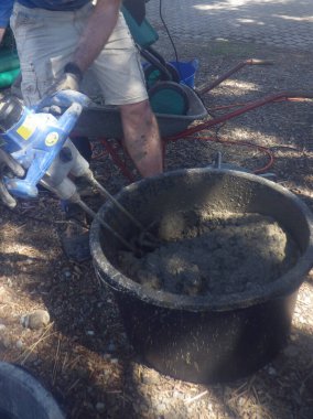 İnşaatta doğal bir yapı malzemesi olarak kullanılıyor.