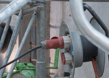 Büyük akımları dağıtmak için ağır akım prizi ve kablo