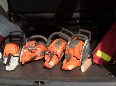 Ağaç kesimi için testere ya da ağaç budamak için ağaç bakımı