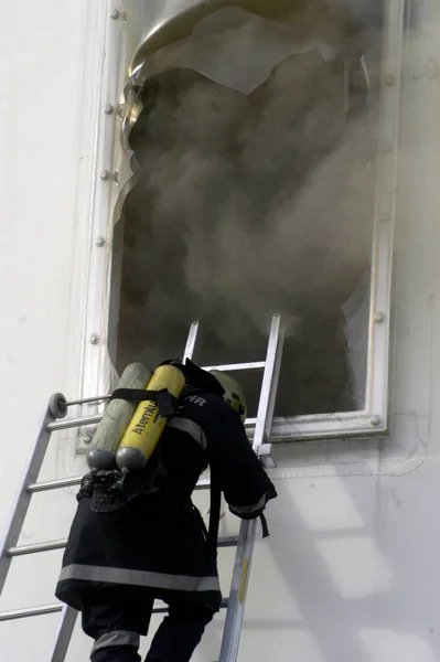 Strażak Noszący Odzież Ochronną Maskę Respiratora Przed Spalinami — Zdjęcie stockowe