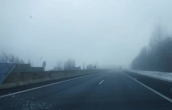 Κακή Ορατότητα Κατά Την Οδήγηση Στο Δρόμο Λόγω Ομίχλης — Φωτογραφία Αρχείου