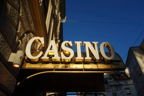 Καζίνο Υπογράψει Στην Είσοδο Ενός Κτιρίου Τυχερά Παιχνίδια Και Στοιχήματα — Φωτογραφία Αρχείου
