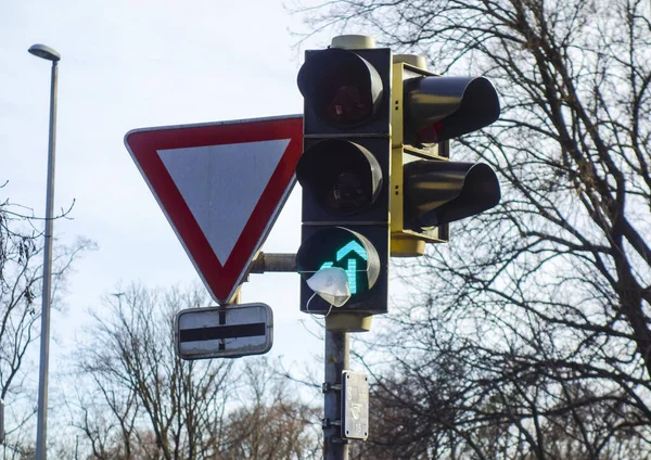 Grön Trafikljussignal Gatan Symbol För Att — Stockfoto