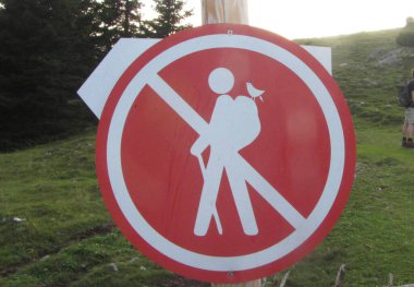 Yürüyüş işaretleri, dağlarda yürüyüş yasağı