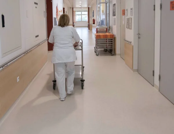 Sjuksköterska Inom Hälso Och Sjukvården Som Arbetar Som Läkare — Stockfoto