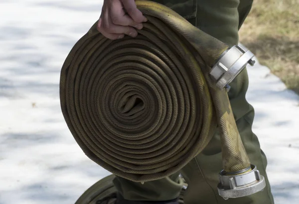Ein Feuerwehrschlauch Zum Löschen Von Bränden Und Flammen Feuerwehrausrüstung — Stockfoto