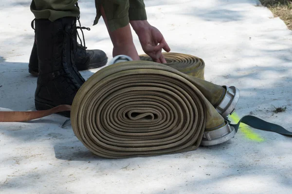 Ein Feuerwehrschlauch Zum Löschen Von Bränden Und Flammen Feuerwehrausrüstung — Stockfoto