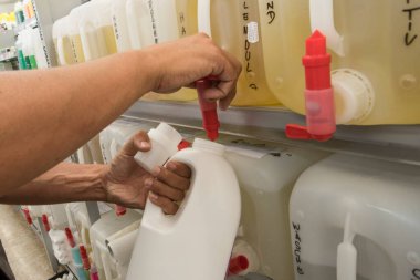 sıfır atık mağazasından ürün almak, ambalajsız sürdürülebilir alışveriş