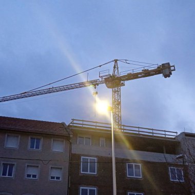 İnşaat sektöründe vinç, inşaat alanında ağır makine