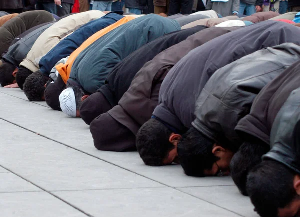 Müslüman duası sırasında yerde yatan insanlar, dini ayinler...