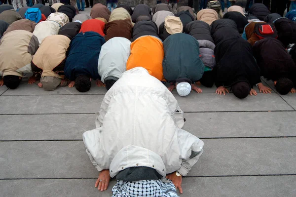 イスラム教徒の礼拝や宗教儀式の間に床にいた人々は — ストック写真
