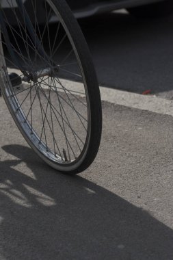 Bisiklet sürmek için bisiklet yolu, çevre dostu hareketlilik ve ulaşım