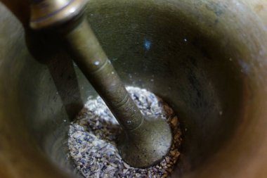 Mutfakta ezmek ve gıcırdatmak için harç ve tokmak.