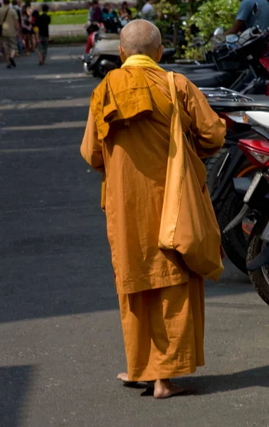 ベトナムの街を裸足で歩くオレンジの服を着た禅僧 — ストック写真