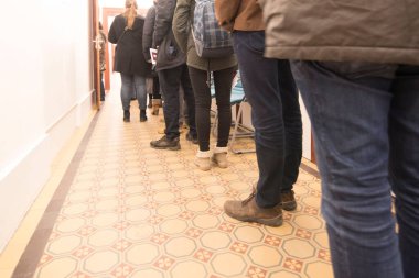 Yönetim, kamu hizmeti sektörü, ofis ve memur kuyruğuna girin ve bekleyin.
