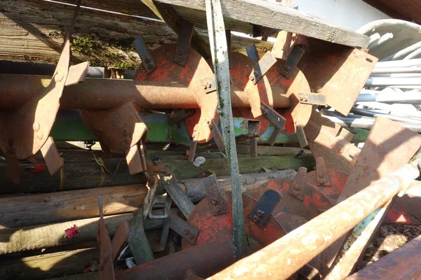 Een Oude Verouderde Landbouwmachine Die Een Boerderij Staat — Stockfoto