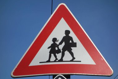Okul yolunda çocukların dikkatine trafik levhası.