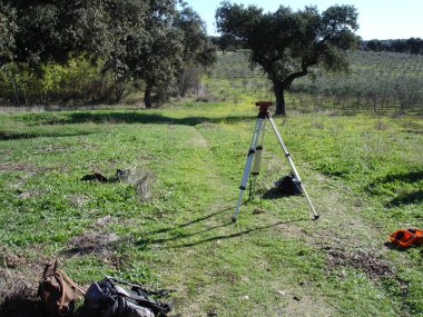 Jeodezi ölçüm araçlarıyla arazi araştırmacısı tarafından incelenmek