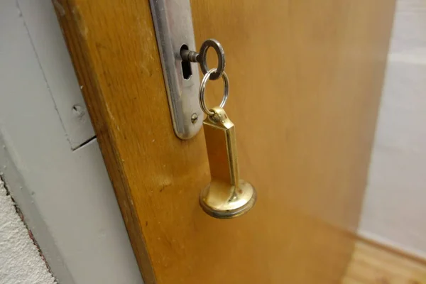 Ένα Κλειδί Για Κλείδωμα Και Ξεκλείδωμα Ενός Δωματίου Ξενοδοχείου — Φωτογραφία Αρχείου