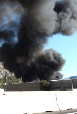 Yangınlardaki zehirli baca gazı, sağlığa zararlı.