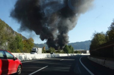 Yangınlardaki zehirli baca gazı, sağlığa zararlı.