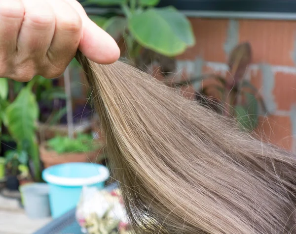 Uma Jovem Mulher Com Cabelos Longos Beleza Penteado Pessoas — Fotografia de Stock