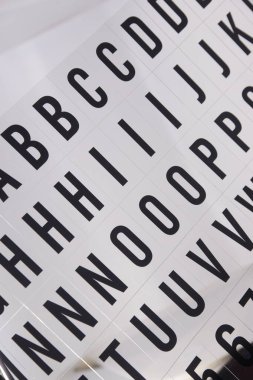 Alfabenin farklı harfleri, okumak ve yazmak için temel kurallar.