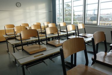 Tatil sırasında bir okulda boş bir sınıf odası.