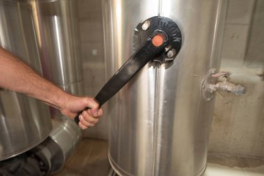 Endüstriyel bir fabrikanın valfini elle açmak ya da kapatmak