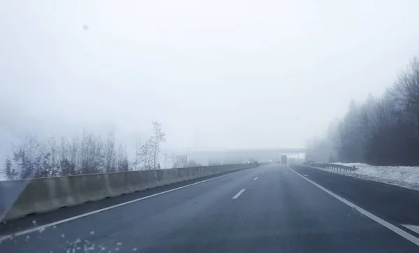 Κακή Ορατότητα Κατά Την Οδήγηση Στο Δρόμο Λόγω Ομίχλης — Φωτογραφία Αρχείου