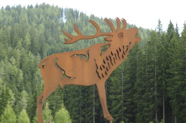 Geyik sembolü, hayvan ise dekoratif bir element.