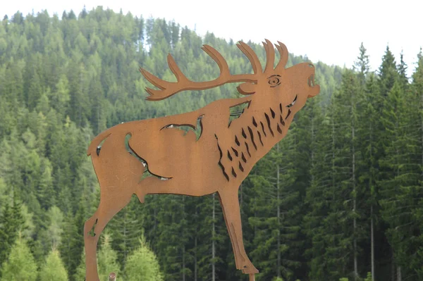 Geyik sembolü, hayvan ise dekoratif bir element.