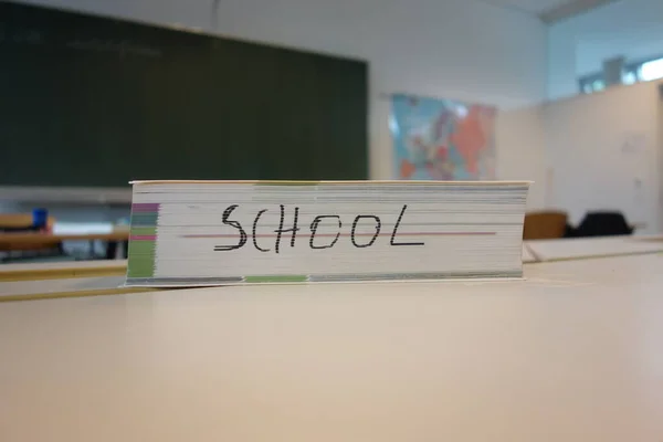 Ein Schulschild Als Symbol Für Bildung Und Lernen — Stockfoto