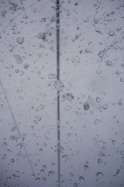 Regen Und Regentropfen Auf Das Glas Eines Fensters — Stockfoto