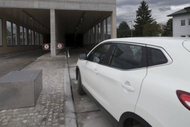 bir yeraltı geçidi ya da karayolu trafiği ve taşımacılığında altgeçit