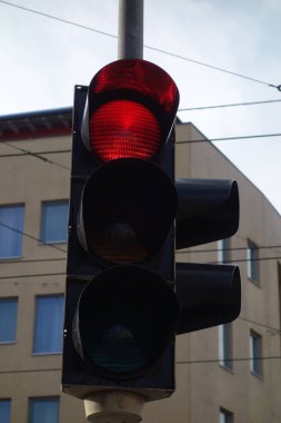 Caddedeki kırmızı trafik ışığı, durmanın sembolü.