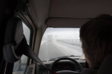 Kışın araba sürerken yol trafiğinde görünürlük koşulları