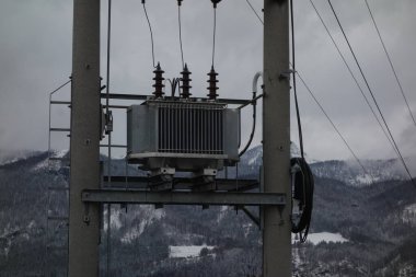 Güç şebekesi ve güç kaynağı parçası olarak elektrik transformatörü