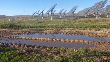 Sürdürülebilir enerji ve enerji üretmek için güneş enerjisi koleksiyonu alanı ve fotovoltaikleri