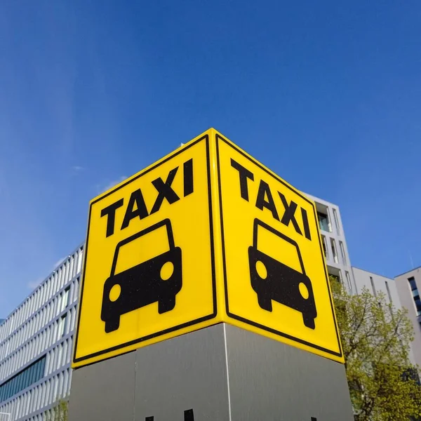 都市部におけるタクシーの標識 移動性及び旅客輸送 — ストック写真