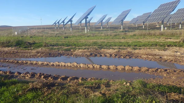 Sürdürülebilir enerji ve enerji üretmek için güneş enerjisi koleksiyonu alanı ve fotovoltaikleri