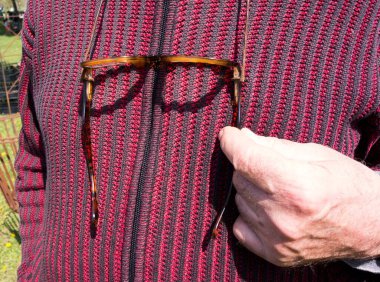 Gözlüklü bir adam, gözlere yardım eder.