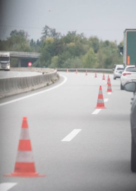 Zemin işaretleme ya da yol işaretleme olarak sütun, yol güvenliği için görünür işaret