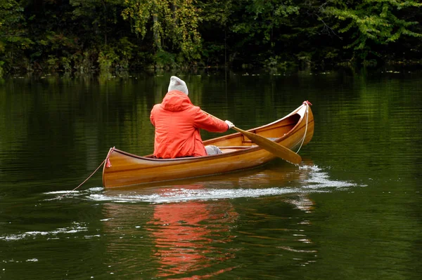 Een Houten Kano Bij Een Meer Watersport Zomer — Stockfoto