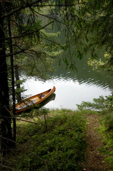 Uma Canoa Madeira Lago Esportes Aquáticos Verão — Fotografia de Stock